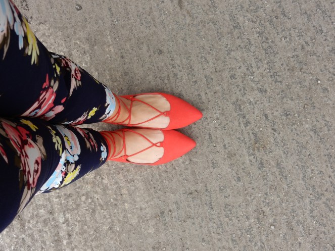 Fall Floral, Sara In Style, sarahinstyle.com, Sarah Meyer, Chicago Blogger, Fashion Blogger, Windy City Bloggers, floral pants, red shoes, fall style, colorful wardrobe, old navy, gap, j. crew