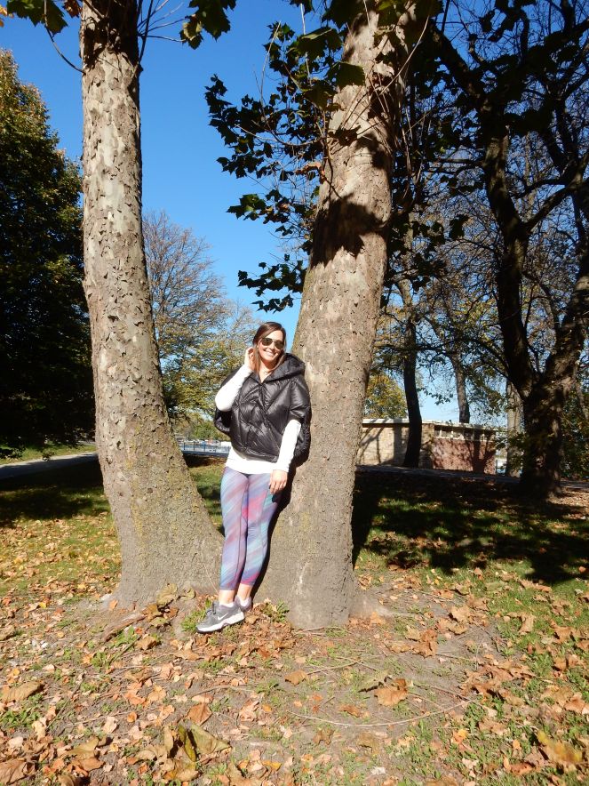 lakeshore drive, chicago bike path, chicago fall color tour, chicago skyline, spyder, workout clothing, fall workout clothing, sarahinstyle.com; sarah in style, sarah meyer, windy city bloggers, wcbcstyle, chicago blogger, fashion blogger