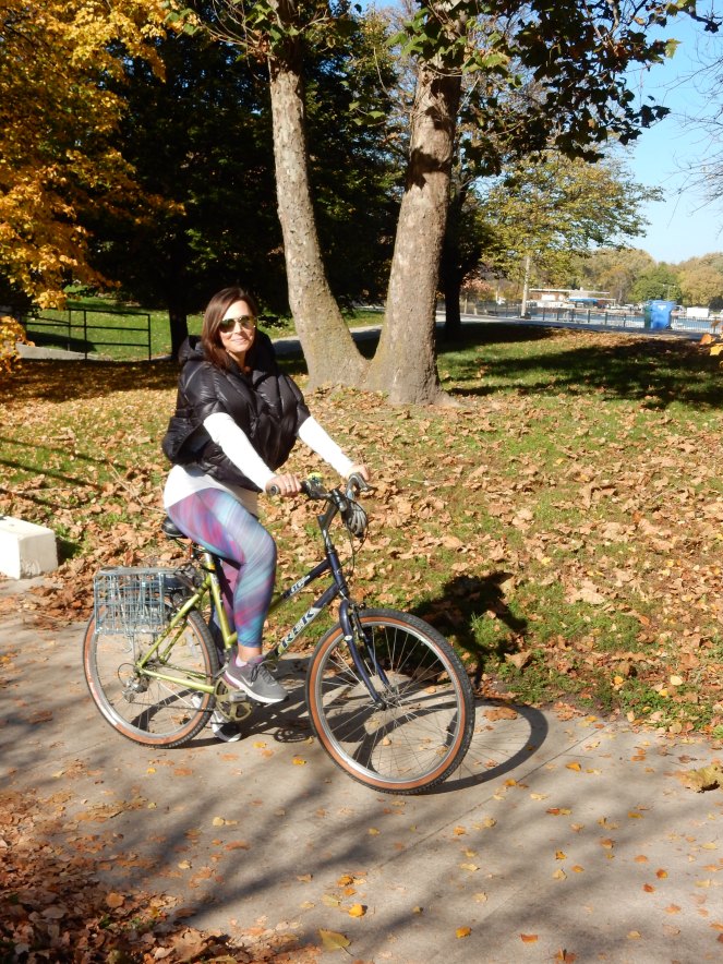lakeshore drive, chicago bike path, chicago fall color tour, chicago skyline, spyder, workout clothing, fall workout clothing, sarahinstyle.com; sarah in style, sarah meyer, windy city bloggers, wcbcstyle, chicago blogger, fashion blogger