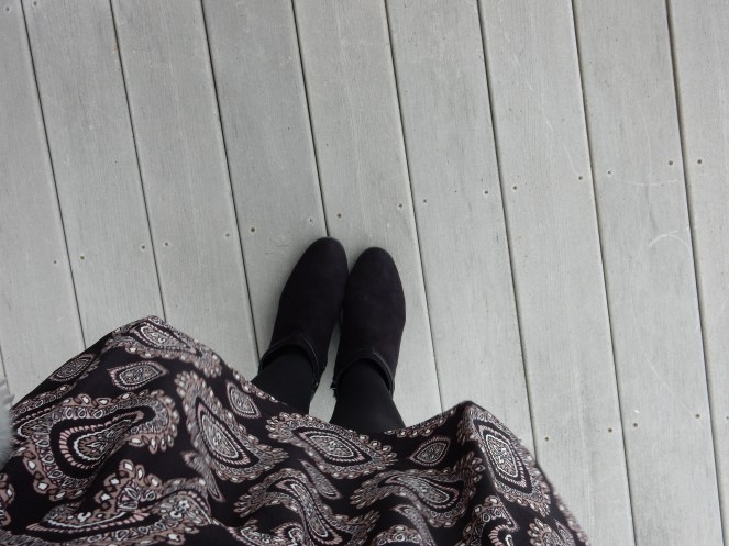 paisley dress, Pretty In Paisley, Sarah In Style, How to add color to an outfit, how to add color to your wardrobe, adding color to your outfit, adding color to your wardrobe, little black dress, LBD, sarahinstyle.com, black hat, pom pom purse, winter wardrobe, styling tips, style tips, fashion blogger