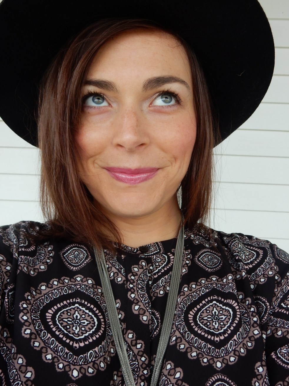 Pretty In Paisley, Sarah In Style, How to add color to an outfit, how to add color to your wardrobe, adding color to your outfit, adding color to your wardrobe, little black dress, LBD, sarahinstyle.com, black hat, pom pom purse, winter wardrobe, styling tips, style tips, fashion blogger