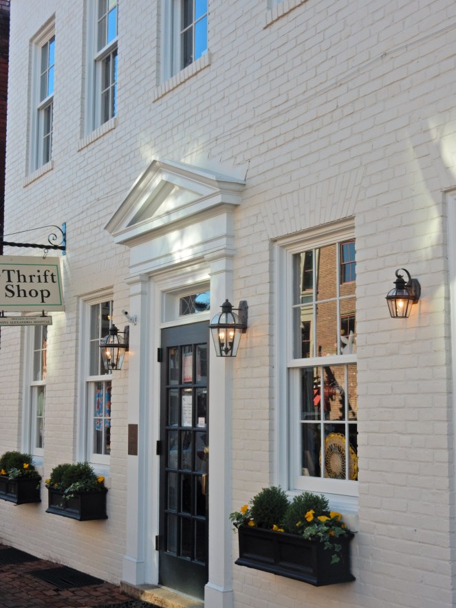 outdoor decor, pink home, Alexandria Virginia, Alexandria VA, Alexandria, Bold Front Doors, Come and Knock on my door, Colorful homes, new England, Washington D.C., gluten free D.C., gluten free Alexandria, sarahinstyle.com, Sarah In Style, What to do in D.C., What to do in Alexandria, curb appeal