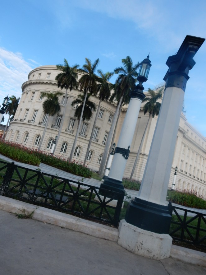 Cuba, Havana, Cuban Style, Cuban Flair, sarah in style, sarah meyer, sarahinstyle.com, windy city bloggers, fashion blogger, style blogger, travel recommendations, travel ideas, cuba travel, travel blogger, travel blog, how to dress in cuba, H&M, stylefile, party dress, ruffled dress, tropical dress, peek-a-boo shoulder, cold shoulder