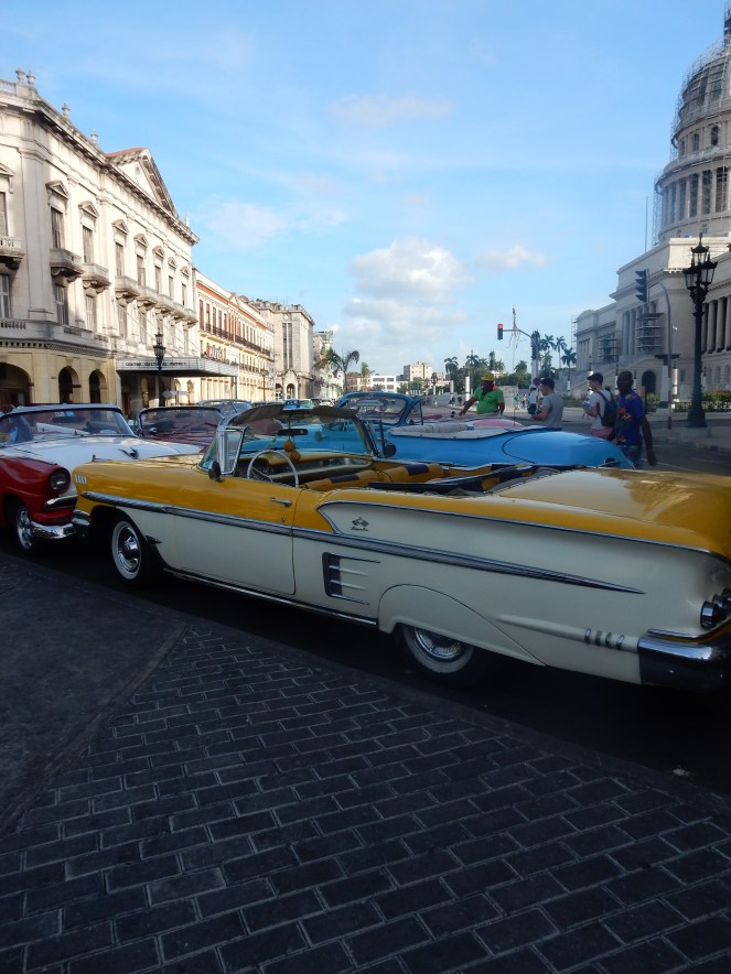 Cuba, Havana, Cuban Style, Cuban Flair, sarah in style, sarah meyer, sarahinstyle.com, windy city bloggers, fashion blogger, style blogger, travel recommendations, travel ideas, cuba travel, travel blogger, travel blog, how to dress in cuba, H&M, stylefile, party dress, ruffled dress, tropical dress, peek-a-boo shoulder, cold shoulder