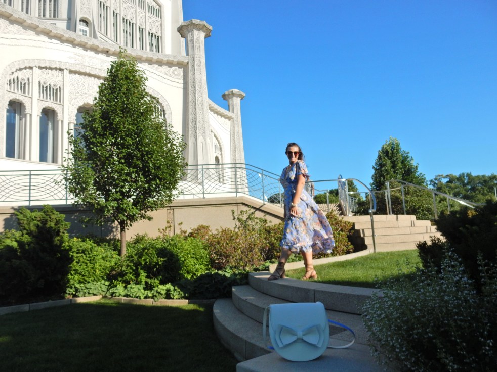 Francescas blue ruffle dress, blue floral dress, Kate Spade, white bow bag, Bahai Temple, North Shore, Flowery Dress, ladylike dress, Sarah In Style, Wilmette, Chicago fashion, fashion blogger, Sarah In Style, Sarah Meyer, Bahai, House of Worship