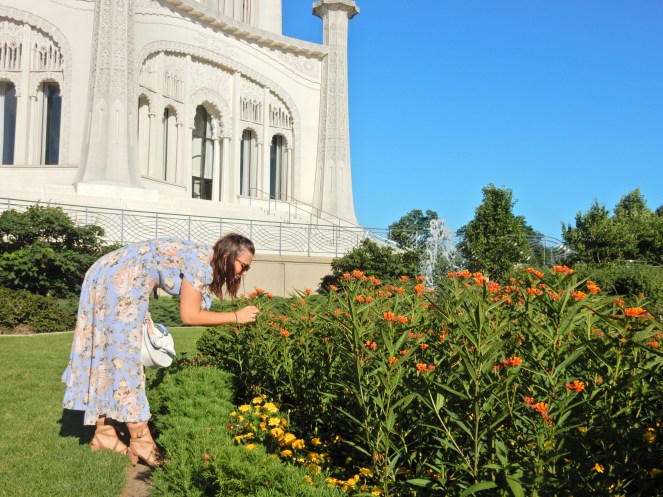Francescas blue ruffle dress, blue floral dress, Kate Spade, white bow bag, Bahai Temple, North Shore, Flowery Dress, ladylike dress, Sarah In Style, Wilmette, Chicago fashion, fashion blogger, Sarah In Style, Sarah Meyer, Bahai, House of Worship
