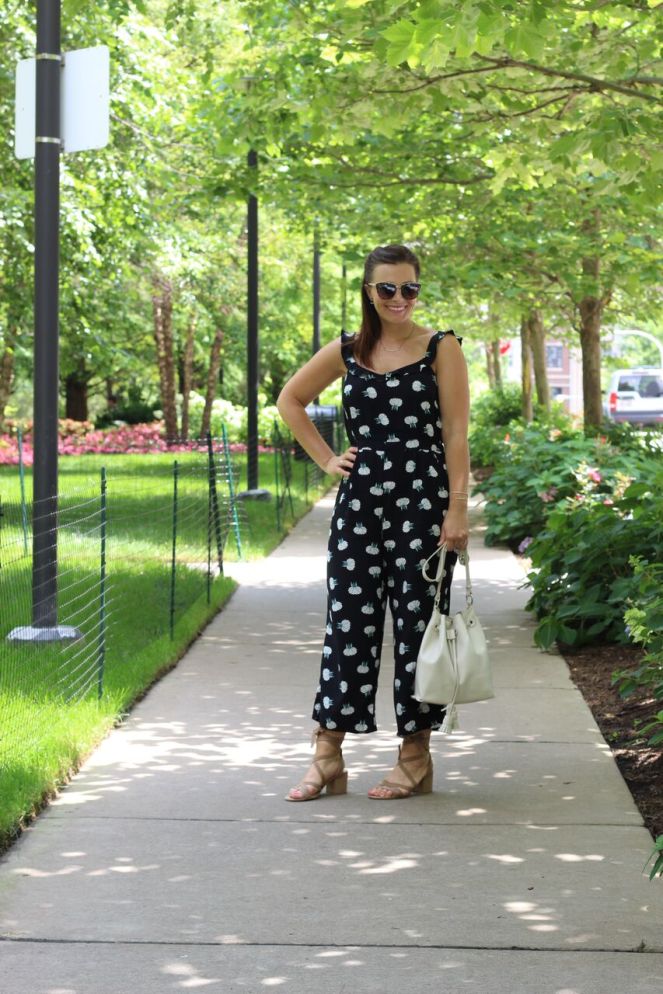 jumpsuits, white bucket bag, loft jumpsuit, rompers, versatile fashion, jumpsuit recommendations, fashion blogger, lakeshore east chicago, lakeshore east, Chicago skyline, sarah in style, sarahinstyle.com, #chicagogrammers, Windy City Bloggers, Windy City Blog Co, Fall Fashion Tips, Sarah Meyer