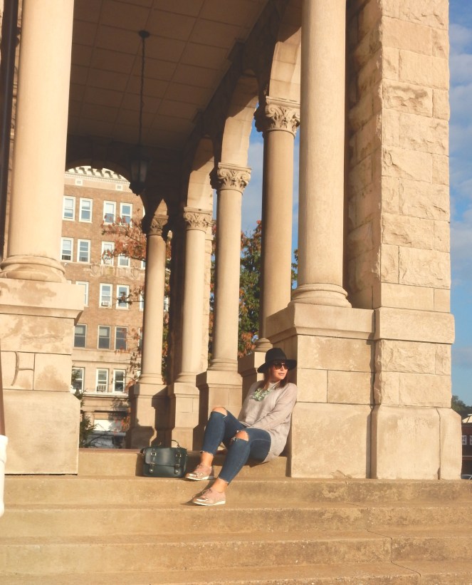 Harrisonburg, Virginia, what to do in Harrisonburg VA, fall sweaters, the perfect fall sweater, cozy sweaters, cozy sweater, cozy, grey sweater, oversize grey sweater, tobi, tobi.com, tobi grey sweater, Maui Jim, Black hat, Green satchel, fall fashion, what to wear this fall. Sarah Meyer, sarahinstyle.com, sarah in style, fashion blogger, fashion blog, style tips