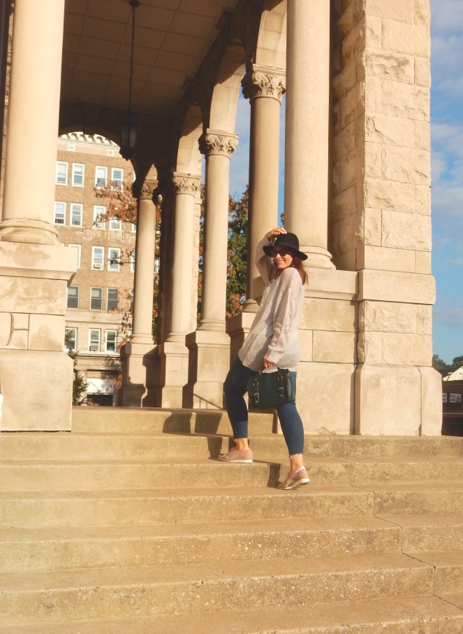 Harrisonburg, Virginia, what to do in Harrisonburg VA, fall sweaters, the perfect fall sweater, cozy sweaters, cozy sweater, cozy, grey sweater, oversize grey sweater, tobi, tobi.com, tobi grey sweater, Maui Jim, Black hat, Green satchel, fall fashion, what to wear this fall. Sarah Meyer, sarahinstyle.com, sarah in style, fashion blogger, fashion blog, style tips