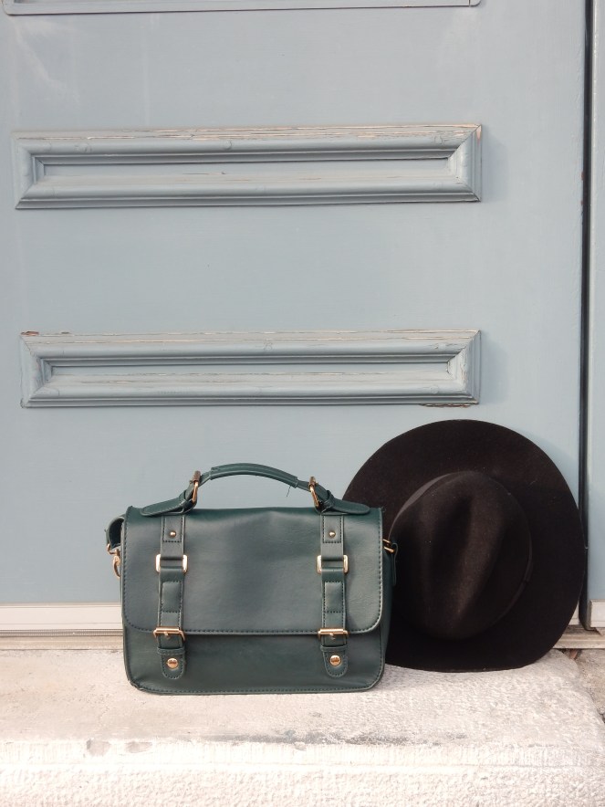 Harrisonburg, Virginia, what to do in Harrisonburg VA, fall sweaters, the perfect fall sweater, cozy sweaters, cozy sweater, cozy, grey sweater, oversize grey sweater, tobi, tobi.com, tobi grey sweater, Maui Jim, Black hat, Green satchel, fall fashion, what to wear this fall. Sarah Meyer, sarahinstyle.com, sarah in style, fashion blogger, fashion blog, style tips