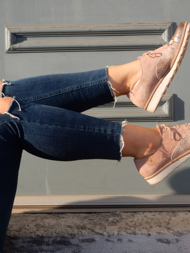 Harrisonburg, Virginia, what to do in Harrisonburg VA, fall sweaters, the perfect fall sweater, cozy sweaters, cozy sweater, cozy, grey sweater, oversize grey sweater, tobi, tobi.com, tobi grey sweater, Maui Jim, Black hat, Green satchel, fall fashion, what to wear this fall. Sarah Meyer, sarahinstyle.com, sarah in style, fashion blogger, fashion blog, style tips