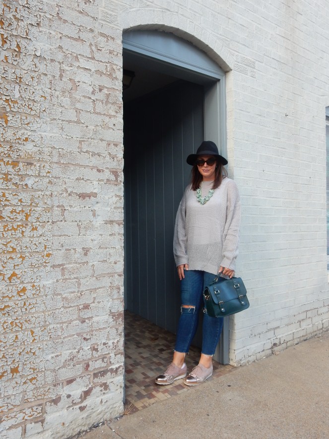 Harrisonburg, Virginia, what to do in Harrisonburg VA, fall sweaters, the perfect fall sweater, cozy sweaters, cozy sweater, cozy, grey sweater, oversize grey sweater, tobi, tobi.com, tobi grey sweater, Maui Jim, Black hat, Green satchel, fall fashion, what to wear this fall. Sarah Meyer, sarahinstyle.com, sarah in style, fashion blogger, fashion blog, style tips