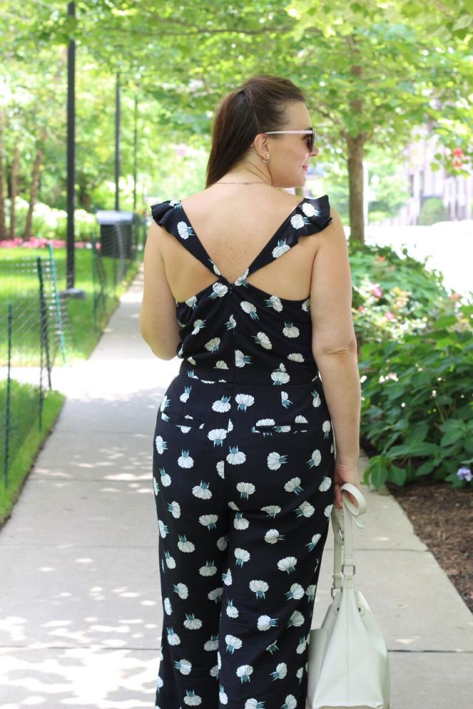 jumpsuits, white bucket bag, loft jumpsuit, rompers, versatile fashion, jumpsuit recommendations, fashion blogger, lakeshore east chicago, lakeshore east, Chicago skyline, sarah in style, sarahinstyle.com, #chicagogrammers, Windy City Bloggers, Windy City Blog Co, Fall Fashion Tips, Sarah Meyer