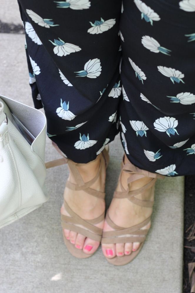 jumpsuits, white bucket bag, loft jumpsuit, rompers, versatile fashion, jumpsuit recommendations, fashion blogger, lakeshore east chicago, lakeshore east, Chicago skyline, sarah in style, sarahinstyle.com, #chicagogrammers, Windy City Bloggers, Windy City Blog Co, Fall Fashion Tips, Sarah Meyer