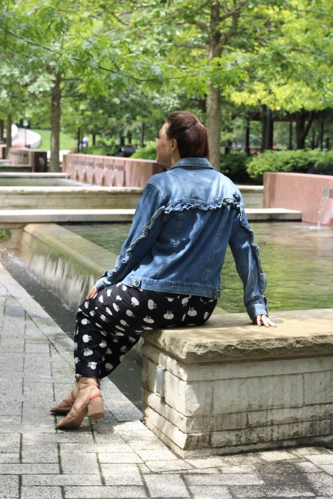 jumpsuits, white bucket bag, loft jumpsuit, rompers, versatile fashion, jumpsuit recommendations, fashion blogger, lakeshore east chicago, lakeshore east, Chicago skyline, sarah in style, sarahinstyle.com, #chicagogrammers, Windy City Bloggers, Windy City Blog Co, Fall Fashion Tips, Sarah Meyer