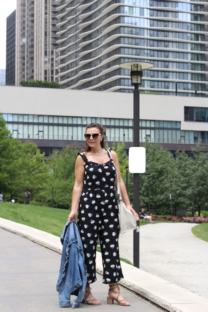 jumpsuits, white bucket bag, loft jumpsuit, rompers, versatile fashion, jumpsuit recommendations, fashion blogger, lakeshore east chicago, lakeshore east, Chicago skyline, sarah in style, sarahinstyle.com, #chicagogrammers, Windy City Bloggers, Windy City Blog Co, Fall Fashion Tips, Sarah Meyer