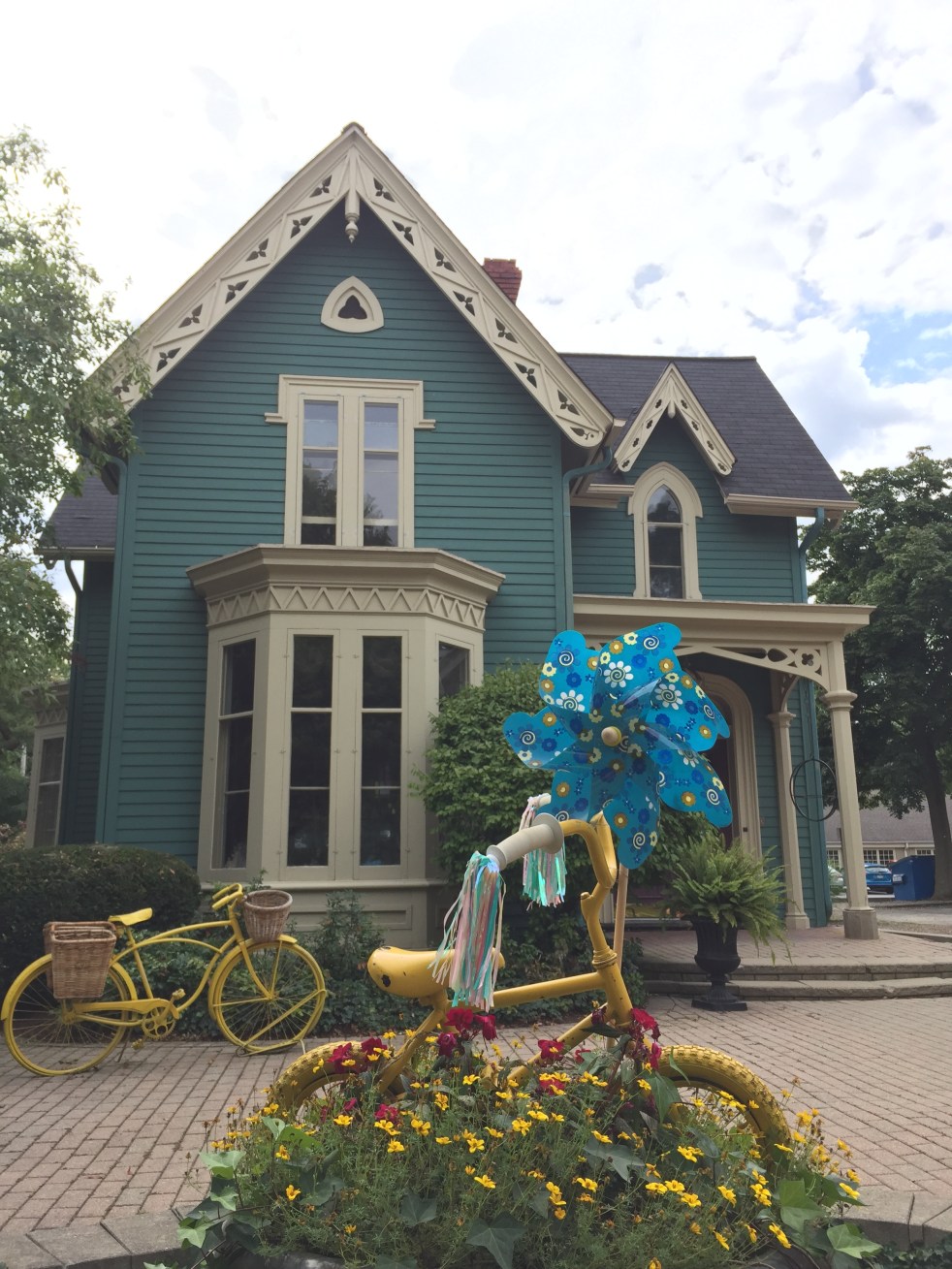 City Girl Goes To Suburbia, Chicago Suburbs, Chicago Day Trips, What To Do Outside Chicago, Geneva IL, Geneva Illinois, St. Charles, St. Charles Illinois, Chicago Guide, A Day In The Suburbs, Downtown Geneva, The Filling Station, Villa Verone, Chicago Blog, Chicago Blogger, Sarah In Style