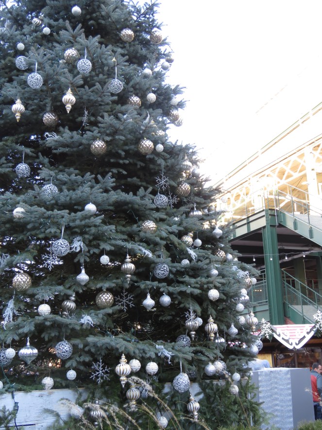 Christmas Market, Chriskindlemarket, Christkindlmarket, chicago traditions, chicago, chicago christmas, the park at wrigley, what to do in chicago this weekend, chicago activities, sarah in style, sarahinstyle.com, sarah meyer, family traditions, pink ruffled sweater, green jcrew coat, wrigley field, daley plaza, naperville