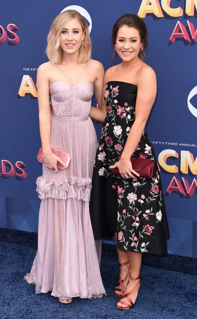 Best dressed duo, maddie and tae, Karen Fairchild, ACM's, ACM Awards, Best Dressed, Red Carpet, Celebrity Fashion, Country music fashion, country awards, Las Vegas fashion, who looked best, route 91 tribute. Sarah Meyer, sarahinstyle, sarah in style