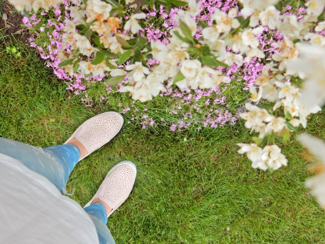 sarah in style, sarahinstyle.com, Sarah Meyer, Vionic tennis shoes, pink Vionic shoes, Vionic. best supportive shoes, cute supportive shoes, Chanel cross body, black chanel bag, polka dot jeans, white ruffled top, sunglass wharehouse, spring style, dressing for you, finding your style, chicago blogger, fashion blogger tips