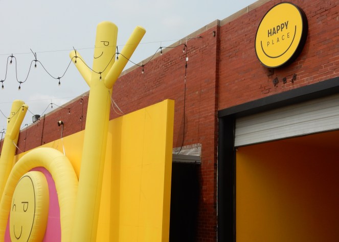 Instagrammers Heaven, Happy Place Chicago, Happy Place Exhibit, Happy Place, Happy Place Pop Up, Chicago art exhibits, Chicago Art scene, Chicago must sees, what to do in Chicago, touring art, Sarah In Style, Chicago weekend guide, Blogger paradise, Blogger Heaven, get the perfect picture, confetti dome, so many colors