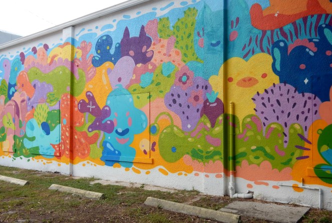 aquarium mural, Tampa art, Tampa murals, Murals, Mural Art, St. Petersburg Murals, St. Pete Murals. St. Pete art, Florida art, street art. Sarah In Style, Sarah Meyer, St. Petersburg Florida, unique vacation ideas, vacation like a local, soft surroundings, pink sandals, lime green dress, tassel sandals