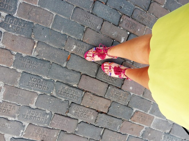 Tampa art, Tampa murals, Murals, Mural Art, St. Petersburg Murals, St. Pete Murals. St. Pete art, Florida art, street art. Sarah In Style, Sarah Meyer, St. Petersburg Florida, unique vacation ideas, vacation like a local, soft surroundings, pink sandals, lime green dress, tassel sandals