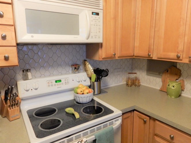 Sarah In Style, Sarah Meyer, Kitchen Makeover, Kitchen Remodel, Kitchen Tiling, How to Tile, DIY Tiling, DIY Backsplash, DIY Kitchen Tiling, Tiling Tools, TIling Steps, White Kitchen Tile, Mid Century Modern Kitchen, Apartment Kitchen Makeovers, Easy Kitchen Makeovers, Blogger Design Tips, Blogger DIY tips, kitchen design trends, Home Depot tile, Home Depot tiling