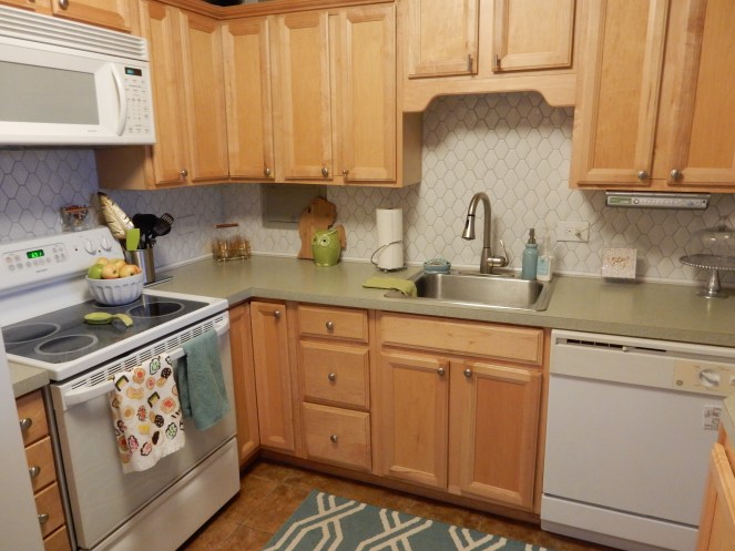 Sarah In Style, Sarah Meyer, Kitchen Makeover, Kitchen Remodel, Kitchen Tiling, How to Tile, DIY Tiling, DIY Backsplash, DIY Kitchen Tiling, Tiling Tools, TIling Steps, White Kitchen Tile, Mid Century Modern Kitchen, Apartment Kitchen Makeovers, Easy Kitchen Makeovers, Blogger Design Tips, Blogger DIY tips, kitchen design trends, Home Depot tile, Home Depot tiling