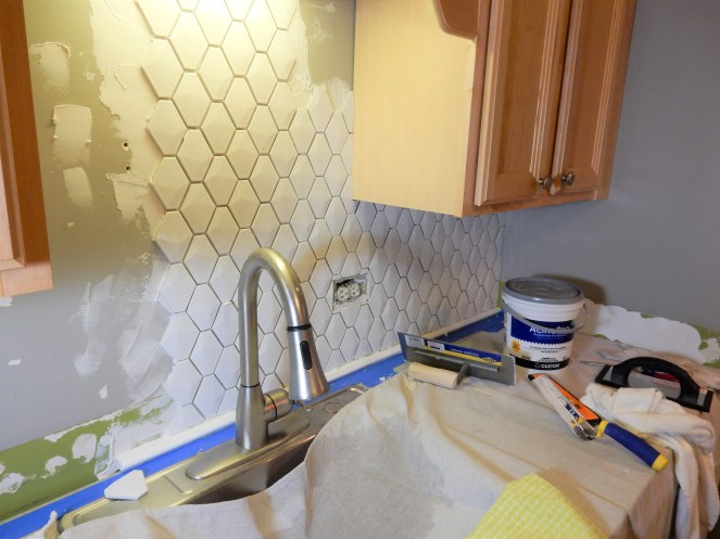 Sarah In Style, Sarah Meyer, Kitchen Makeover, Kitchen Remodel, Kitchen Tiling, How to Tile, DIY Tiling, DIY Backsplash, DIY Kitchen Tiling, Tiling Tools, TIling Steps, White Kitchen Tile, Mid Century Modern Kitchen, Apartment Kitchen Makeovers, Easy Kitchen Makeovers, Blogger Design Tips, Blogger DIY tips, kitchen design trends, Home Depot tile, Home Depot tiling