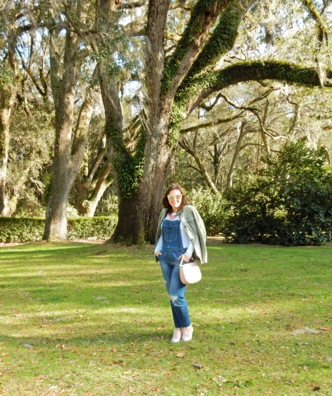 How to style overalls, how to wear overalls, how to look cute in overalls, overalls, pink slides, kate spade byrdie bag, Pink sunglasses, spring fashion trends, spring clothes, eden gardens, eden gardens state park, blogger fashion tips, styling tips, Sarah Meyer, Sarah In Style