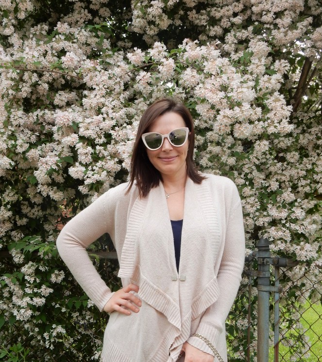 how to keep an open sweater closed, summer sweaters, transitional wardrobe, sweater closures, sweater pins, sweater closure pins, Vionic, Gap white jeans, Kate spade lilac purse, spring fashion tips, summer fashion tips, day to night looks, styling white jeans, how to keep a sweater closed, Sarah Meyer, Sarah In Style, sarahinstyle.com