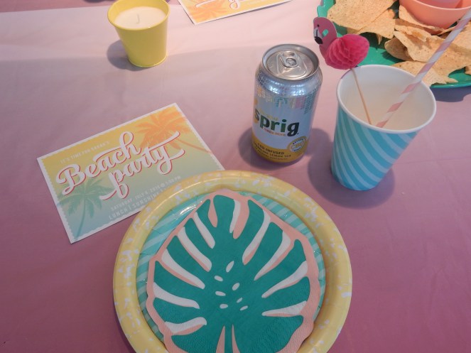 Dining Decor, Table Decor, Design Inspiration, Party Inspiration, Summer Party, Summer Bash, Basic Invite, Invitation Design, Where to get nice invites, Christmas in July, Planning ahead for Christmas, Beach table, Sarah In Style, Sarah Meyer, DIY Table