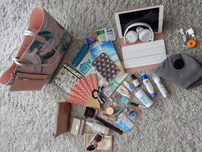What's In My Bag, What's In My Purse, What's In My Travel Tote, Travel Essentials, Travel Tips, Carry On Bag Essentials, Travel Needs, Packing Tips, Travel made easy, packing made easy, what to carry on the plane, Plane essentials, Sarah In Style, Spartina Purse, What to pack, Sarah Meyer, travel blogger tips