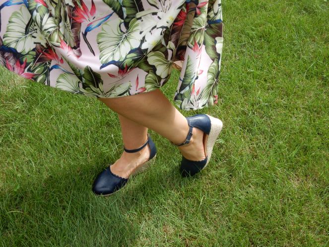 Vionic, Vionic Shoes, Comfortable Shoes, Comfortable Wedges, Navy Wedges, Summer Wedges, The perfect summer shoe, Sarah In Style, Sarah Meyer, Summer Staples, summer wardrobe basics, wardrobe tips, styling tips, building your best closet, putting together a cute summer outfit, tropical skirt, navy classics, wardrobe staples, blogger fashion tips, cute comfortable shoes, vionic anna wedge