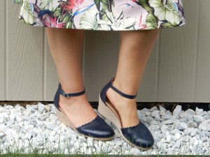 Vionic, Vionic Shoes, Comfortable Shoes, Comfortable Wedges, Navy Wedges, Summer Wedges, The perfect summer shoe, Sarah In Style, Sarah Meyer, Summer Staples, summer wardrobe basics, wardrobe tips, styling tips, building your best closet, putting together a cute summer outfit, tropical skirt, navy classics, wardrobe staples, blogger fashion tips, cute comfortable shoes