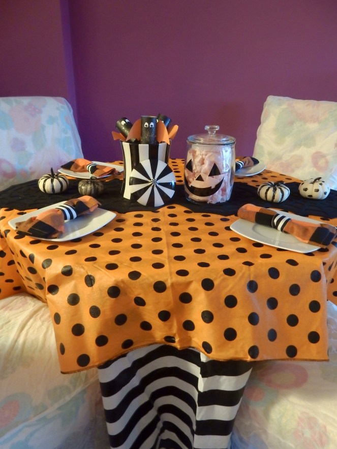 Halloween Party, Halloween Crafts, Halloween Decorations, Halloween Table, Dining Decor, Tablescape, Tablescapes, Sarah In Style, Sarah Meyer, Black and White Table, Black and White Halloween, Halloween Party ideas, Cute table decor, decorating on the cheap, Blogger design ideas, blogger party ideas, Halloween parties