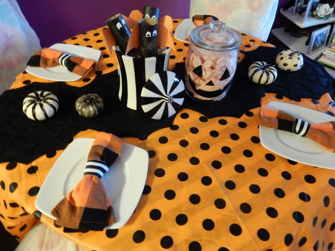 Halloween Party, Halloween Crafts, Halloween Decorations, Halloween Table, Dining Decor, Tablescape, Tablescapes, Sarah In Style, Sarah Meyer, Black and White Table, Black and White Halloween, Halloween Party ideas, Cute table decor, decorating on the cheap, Blogger design ideas, blogger party ideas, Halloween parties