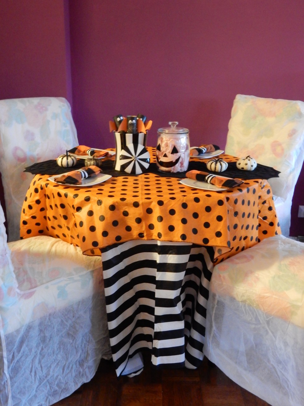 Halloween Party, Halloween Crafts, Halloween Decorations, Halloween Table, Dining Decor, Tablescape, Tablescapes, Sarah In Style, Sarah Meyer, Black and White Table, Black and White Halloween, Halloween Party ideas, Cute table decor, decorating on the cheap, Blogger design ideas, blogger party ideas, Halloween parties