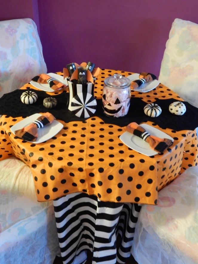 Halloween Party, Halloween Crafts, Halloween Decorations, Halloween Table, Dining Decor, Tablescape, Tablescapes, Sarah In Style, Sarah Meyer, Black and White Table, Black and White Halloween, Halloween Party ideas, Cute table decor, decorating on the cheap, Blogger design ideas, blogger party ideas, Halloween parties