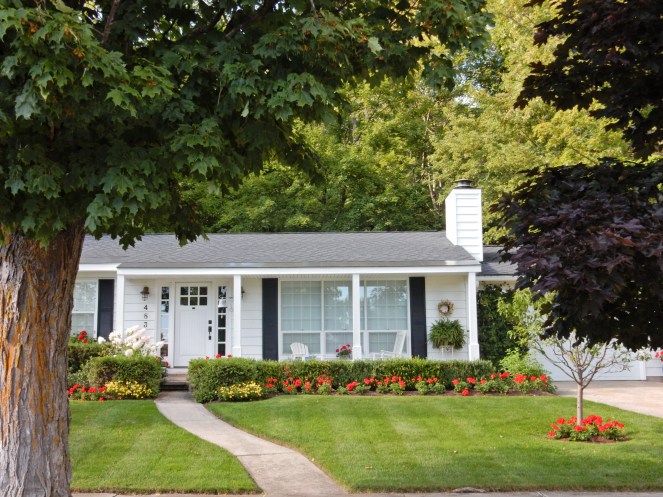 Harbor Springs, Harbor Springs MI, Harbor Springs Michigan, Historic Homes of America, Historic Homes, curb appeal, front doors, Come and knock on my door, Petoskey MI, Petoskey Michigan, Pure Michigan, Michigan Homes, Victorian Homes, Lake Michigan Homes, Lake curb appeal, Vintage curb appeal. Colorful homes, colorful houses, colorful front door, bright front doors, painted front door, home inspiration, Sarah In Style, Sarah Meyer, Design Blogger, Home Blogger, Petoskey Area, Up North Michigan, Lake Cabins