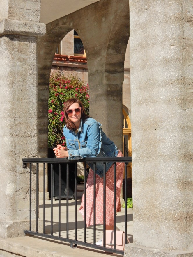 cropped sweater, Chicago fashion 2020, fashion trends 2020, spring fashion trends, spring fashion 2020, spring must have clothing, midi skirt, midi skirts, midi-skirt, best skirts for spring, cute midi skirts, cute skirts, classic fashion pieces, versatile clothing, styling tips, transitional clothing, flattering skirts, flattering bottoms, fashion blogger style tips, what to wear, who what wear, What I wore, Sarah Meyer, Sarah In Style, Flagler College, St. Augustine, Day to Night fashion, spring accessories Gap skirts, Banana Republic skirts, leopard midi skirt, neon skirts, yellow midi skirt, abercrombie and fitch skirts, J. Crew skirts, oversized jean jacket, white sneakers, sneakers and skirts