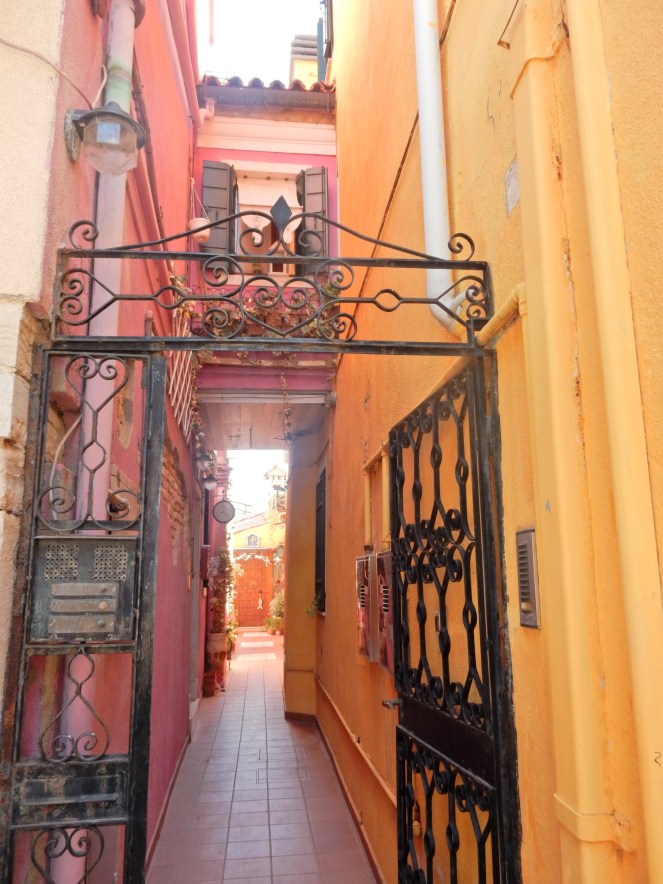 Burano Italy, Burano, Italian Village, Italian Towns, Charming European Towns, Colorful Homes, Colorful Towns, Colorful Houses, Visit Burano, Visit Venice, DK Eyewitness, Top 10 Venice, Must see in Burano, Venice Day Trips, What to do in Venice, What to do in Burano, Sarah In Style, Sarah Meyer, Blogger Travel tips, Italy travel tips, where to go in Italy, what to see in Italy, exploring Italy, off the beaten path in Italy, Italian fishing villages, most charming town, handmade lace, lace making, Italian craftsmanship