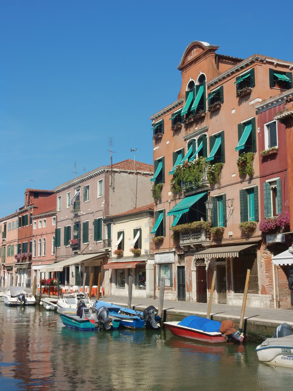 Burano Italy, Burano, Italian Village, Italian Towns, Charming European Towns, Colorful Homes, Colorful Towns, Colorful Houses, Visit Burano, Visit Venice, DK Eyewitness, Top 10 Venice, Must see in Burano, Venice Day Trips, What to do in Venice, What to do in Burano, Sarah In Style, Sarah Meyer, Blogger Travel tips, Italy travel tips, where to go in Italy, what to see in Italy, exploring Italy, off the beaten path in Italy, Italian fishing villages, most charming town, handmade lace, lace making, Italian craftsmanship, Murano Glass, Italian Glass, Italian Art, Italian Artisans, Venetian Glass, Murano Italy, Visit Murano