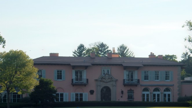 Unique Chicago, Chicago Movie Tour, Chicago Movie Homes, Chicago Famous Homes, Famous Chicago Homes, Chicago Movie Settings, Chicago Movie Sets, Classic Chicago Movies, 1980's teen movies, My Best Friends Wedding, Chicago Architecture, Ferris Bueller's Day Off, Only the Lonely, The Break-Up, The Breakfast Club, Sixteen Candles, Home Alone, Chicago Northshore, Must See Chicago, Visit Chicago, Cool Chicago Tours, Best Chicago Tours, Self Guided Chicago Tours, Movie Tours, Sarah In Style, SarahInStyle.com, Sarah Meyer, Best of Chicago sightseeing