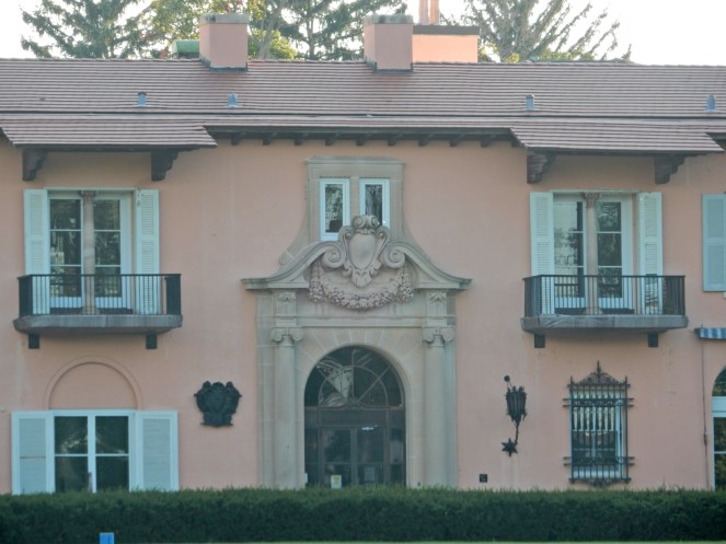 Unique Chicago, Chicago Movie Tour, Chicago Movie Homes, Chicago Famous Homes, Famous Chicago Homes, Chicago Movie Settings, Chicago Movie Sets, Classic Chicago Movies, 1980's teen movies, My Best Friends Wedding, Chicago Architecture, Ferris Bueller's Day Off, Only the Lonely, The Break-Up, The Breakfast Club, Sixteen Candles, Home Alone, Chicago Northshore, Must See Chicago, Visit Chicago, Cool Chicago Tours, Best Chicago Tours, Self Guided Chicago Tours, Movie Tours, Sarah In Style, SarahInStyle.com, Sarah Meyer, Best of Chicago sightseeing