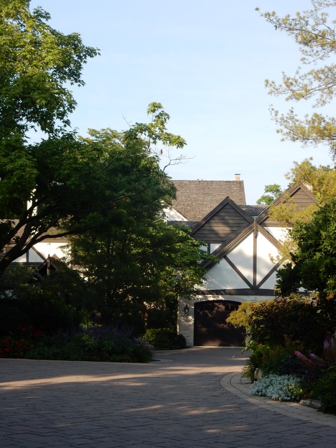 Unique Chicago, Chicago Movie Tour, Chicago Movie Homes, Chicago Famous Homes, Famous Chicago Homes, Chicago Movie Settings, Chicago Movie Sets, Classic Chicago Movies, 1980's teen movies, My Best Friends Wedding, Chicago Architecture, Ferris Bueller's Day Off, Only the Lonely, The Break-Up, The Breakfast Club, Sixteen Candles, Home Alone, Chicago Northshore, Must See Chicago, Visit Chicago, Cool Chicago Tours, Best Chicago Tours, Self Guided Chicago Tours, Movie Tours, Sarah In Style, SarahInStyle.com, Sarah Meyer, Best of Chicago sightseeing, Chicago film locations