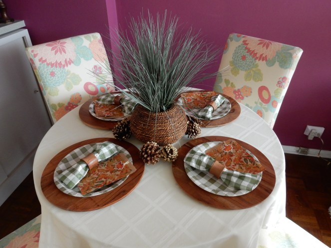 Dining Decor, Tablescape, Tablescapes, Sarah In Style, Sarah Meyer, Cute table decor, decorating on the cheap, Blogger design ideas, blogger party ideas, dressing up your table, fall table decor, fall tablescapes, easy centerpieces, simple table decorating, cute napkin rings, table decor ideas, how to set a perfect table, Thanksgiving Table Decor, Thanksgiving Tablescapes, Cheap Thanksgiving meal ideas, Cheap Table Decor, Green and White Tablescape, Dinner Party Goodie Bags, Thanksgiving Decorations, setting a Thanksgiving table 