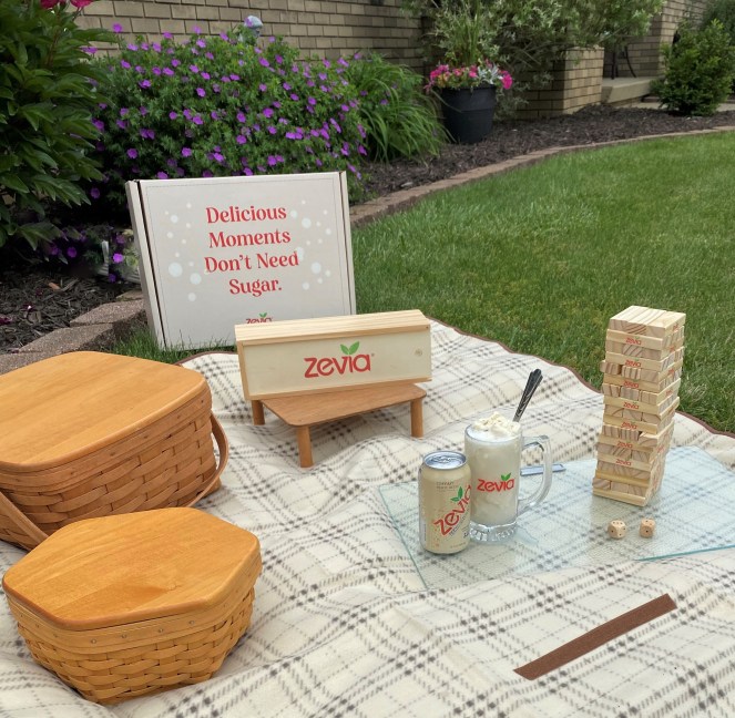 Zevia, Zevia Pop, Zevia Soda, Stevia sweetened drinks, Plant based pop, plant based soda, sugar free pop, sugar free soda, diet free alternatives, sugar free root beer, sugar free root beer float, Zevia root beer, sugar free swaps, sweet and sugar free, best sugar free root beer float, Summer picnic recipes, A& root beer float, how to make a root beer float, best sugar free snacks, best sugar free drinks, Sarah In Style, summer picnic fun, Sarah Meyer