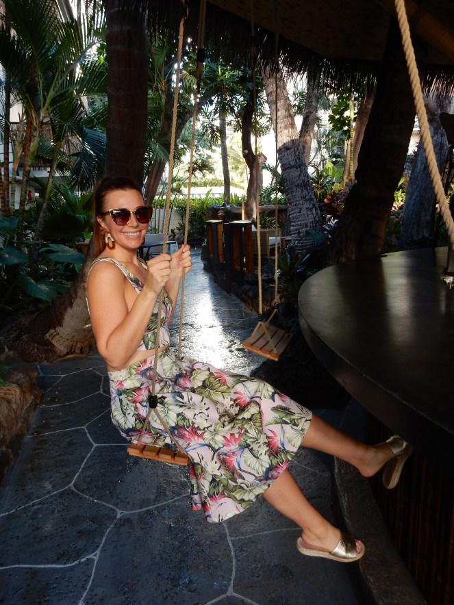 honolulu tiki bar with swings